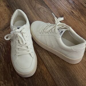 Mizuno Women's Off-White Lace-Up Sneakers